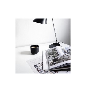 Czarna Lampa Stołowa Nordlux E14 40W na białym biurku.