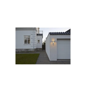 Lampa Ścienna Nordlux E27 60W Srebrny montowana na ścianie garażu.