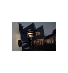 Lampa Ścienna Nordlux E27 60W Czarny na tle domu.