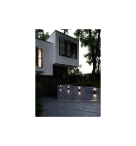 Lampa Ścienna Nordlux LED Aluminium Czarny zamontowana na nowoczesnym budynku.