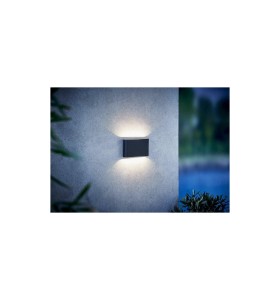 Lampa Ścienna Nordlux LED Metal Czarny zamontowana na zewnętrznej ścianie w nocy.