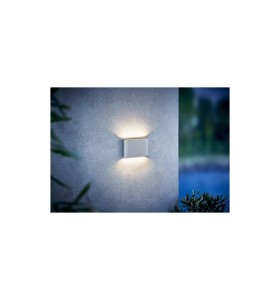 Lampa Ścienna Nordlux LED Metal Biały zainstalowana na ścianie budynku.