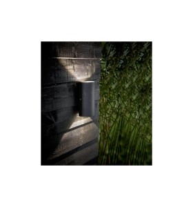 Lampa Ścienna Nordlux LED Metal Czarny zamontowana na drewnianej ścianie.