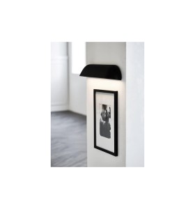 Czarna lampa ścienna Nordlux LED na białej ścianie nad obrazem.