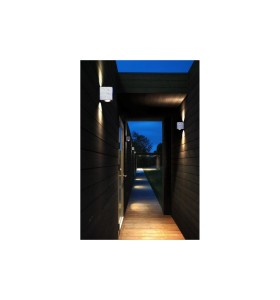 Lampa Ścienna Nordlux LED Metal Srebrny na zewnętrznej ścianie nowoczesnego domu wieczorem.