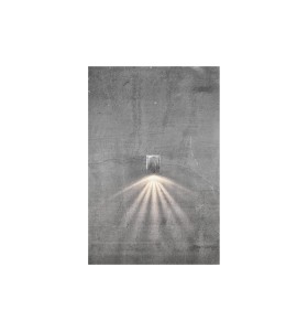 Lampa Ścienna Nordlux LED Metal Srebrny zamontowana na ścianie, emitująca światło.