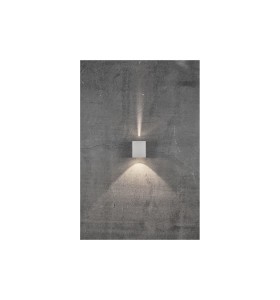 Lampa Ścienna Nordlux LED Aluminium Biały, montaż na szarej ścianie.
