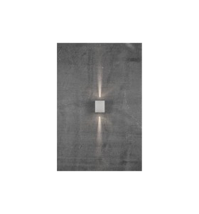 Lampa Ścienna Nordlux LED Aluminium Biały na tle betonowej ściany.