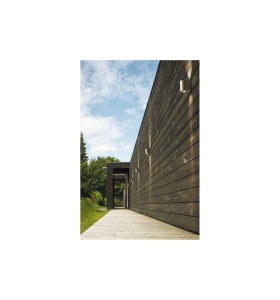 Lampa Ścienna Nordlux LED Mosiądz na zewnętrznej ścianie domu.