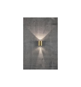 Lampa Ścienna Nordlux LED Mosiądz na betonowej ścianie.