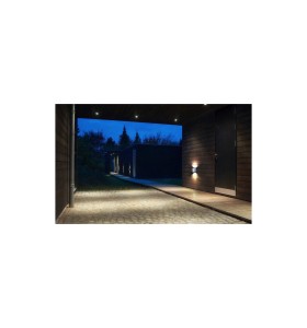 Lampa Ścienna Nordlux LED Metal Srebrny zamontowana na zewnętrznej ścianie budynku.