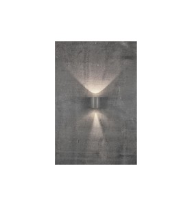 Lampa Ścienna Nordlux LED Aluminium Szary na tle betonowej ściany.