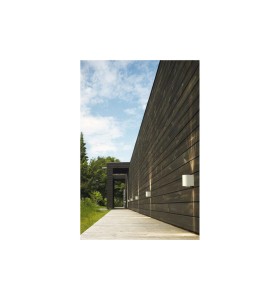 Lampa Ścienna Nordlux LED Aluminium Biały na fasadzie drewnianego budynku.