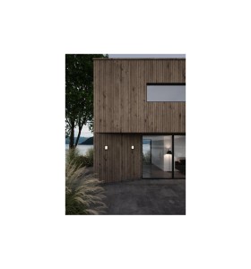Lampa Ścienna Nordlux LED Aluminium Czarny na fasadzie drewnianego domu.