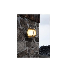 Lampa Ścienna Nordlux E27 12,5W Mosiądz zamontowana na kamiennej ścianie.