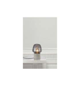Lampa Stołowa Nordlux E27 25W Beton Szary na biurku przy ścianie.