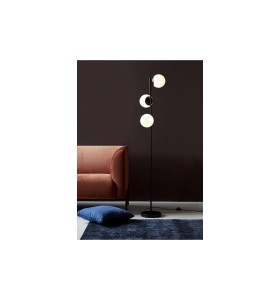 Lampa Podłogowa Nordlux E14 3X15W Metal Czarny w nowoczesnym wnętrzu obok sofy.
