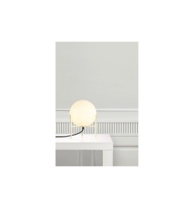 Lampa Stołowa Nordlux E14 15W Mosiądz na białym stoliku w nowoczesnym wnętrzu.