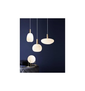 Lampa Stołowa Nordlux E14 15W Mosiądz na stoliku w ciemnym pokoju.