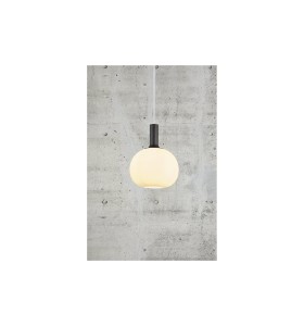 Lampa Wisząca Nordlux E27 60W Czarny/Mosiądz na tle betonowej ściany.