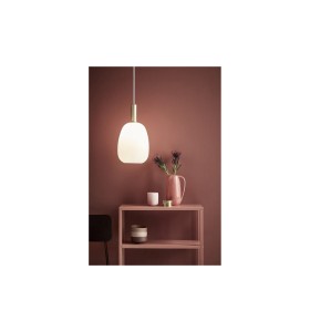 Lampa Wisząca Nordlux E27 60W Czarny/Mosiądz oświetlająca stolik z dekoracją.