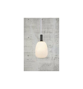 Lampa Wisząca Nordlux E27 60W Czarny/Mosiądz na tle betonowej ściany.