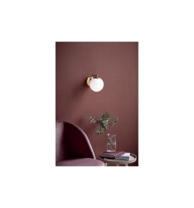 Lampa ścienna Kinkiet Nordlux E14 40W Metal Mosiądz zamontowana na bordowej ścianie obok fotela.