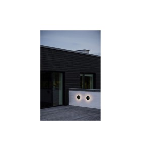 Lampa Ścienna Nordlux LED Aluminium Czarny zamontowana na elewacji nowoczesnego budynku o zmroku.