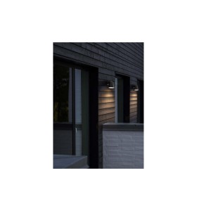 Lampa Ścienna Nordlux GU10 28W Aluminium Czarny zamontowana na zewnętrznej ścianie budynku.