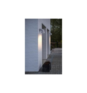Lampa Ścienna Nordlux GU10 28W Aluminium Biały zamontowana na elewacji domu.