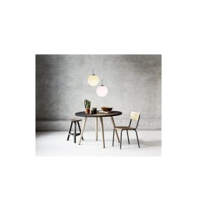 Lampa Wisząca Nordlux E27 25W nad stołem jadalnym.