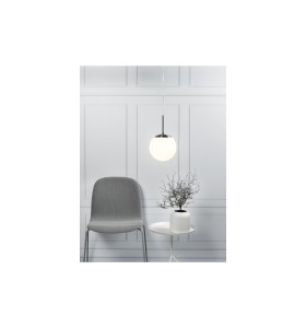Lampa Wisząca Nordlux E27 15W nad stolikiem kawowym i krzesłem w nowoczesnym wnętrzu.