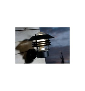 Lampa Ścienna Nordlux E27 60W Czarny zamontowana na drewnianej ścianie