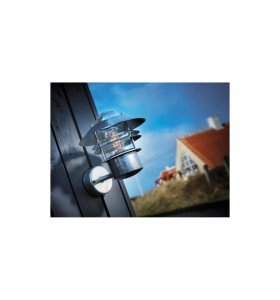 Lampa Ścienna Nordlux E27 60W Srebrny zamontowana na drewnianej fasadzie domu.