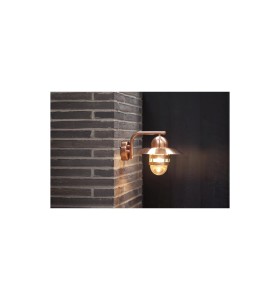 Lampa Ścienna Nordlux E27 60W Miedź zamontowana na zewnętrznej ścianie z cegły.