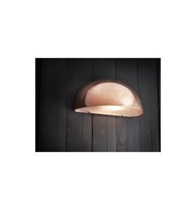 Lampa Ścienna Nordlux E27 60W Miedź na ciemnym tle.