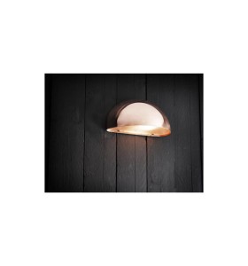 Lampa Ścienna Nordlux E14 40W Miedź zamontowana na czarnej drewnianej ścianie.