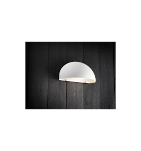 Lampa Ścienna Nordlux E14 40W Biały zamontowana na czarnej ścianie.