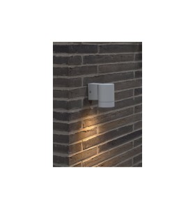 Biała lampa ścienna Nordlux GU10 35W na ceglanej ścianie.