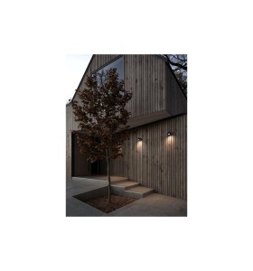 Lampa Ścienna Nordlux GU10 35W Metal Czarny zamontowana na nowoczesnym drewnianym domu.