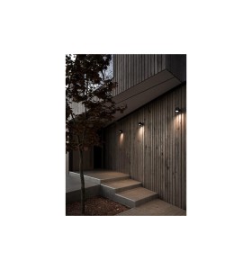 Lampa Ścienna Nordlux GU10 35W Metal Czarny oświetlająca wejście do nowoczesnego budynku.