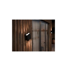 Lampa Ścienna Nordlux LED Aluminium Czarny zamontowana na drewnianej ścianie.