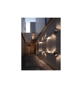 Lampa Ścienna Nordlux LED Aluminium Czarny zamontowana na zewnętrznej ścianie budynku.