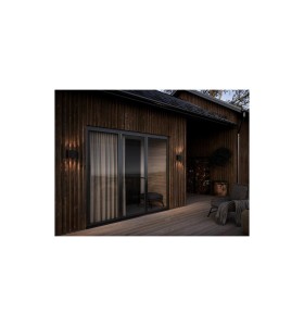 Lampa Ścienna Nordlux LED Aluminium Czarny na drewnianej elewacji domu.