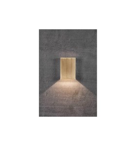 Lampa Ścienna Nordlux LED Mosiądz, minimalistyczny design na szarej ścianie.