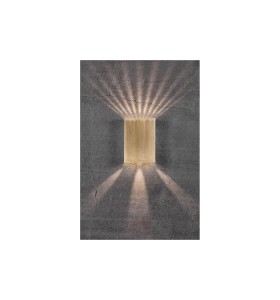 Lampa Ścienna Nordlux LED Mosiądz świecąca na tle betonowej ściany.