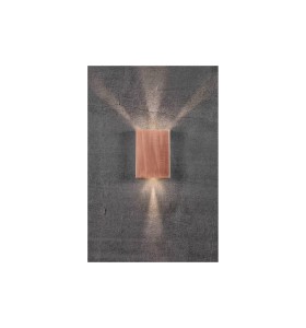 Lampa Ścienna Nordlux LED Miedź na szarej ścianie.