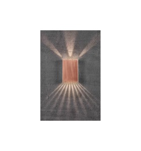 Lampa Ścienna Nordlux LED Miedź na tle betonowej ściany.