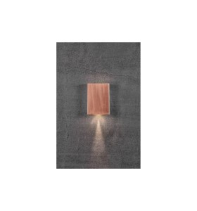 Lampa Ścienna Nordlux LED Miedź na tle szarej ściany.