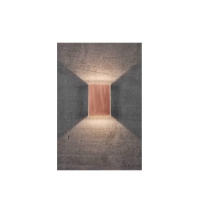 Lampa Ścienna Nordlux LED Miedź włączona na betonowej ścianie.